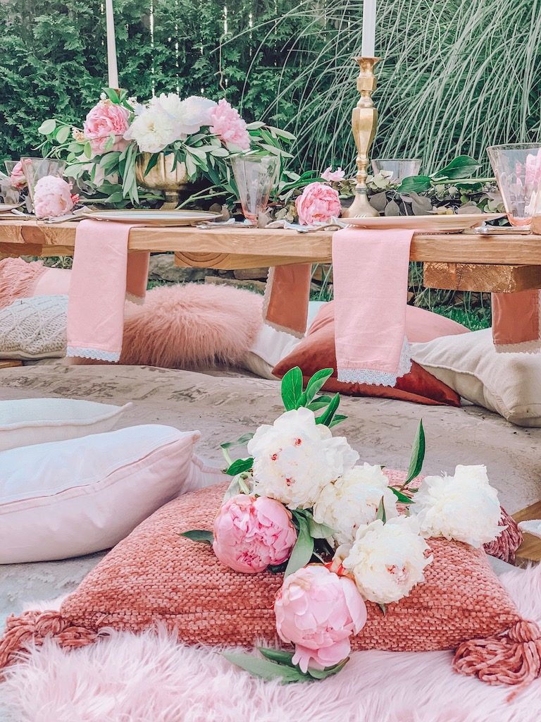 pink napkins in an outdoor summer tablescape