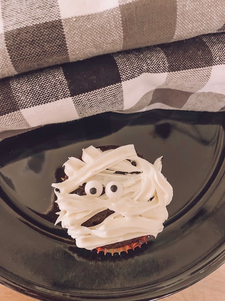 mummy cupcake idea