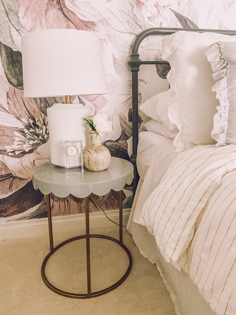 10 Essentials For a Cozy Guest Room 