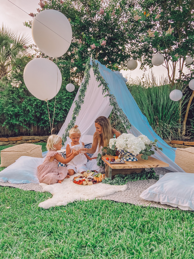 How to Create a Perfect Outdoor Picnic this Summer