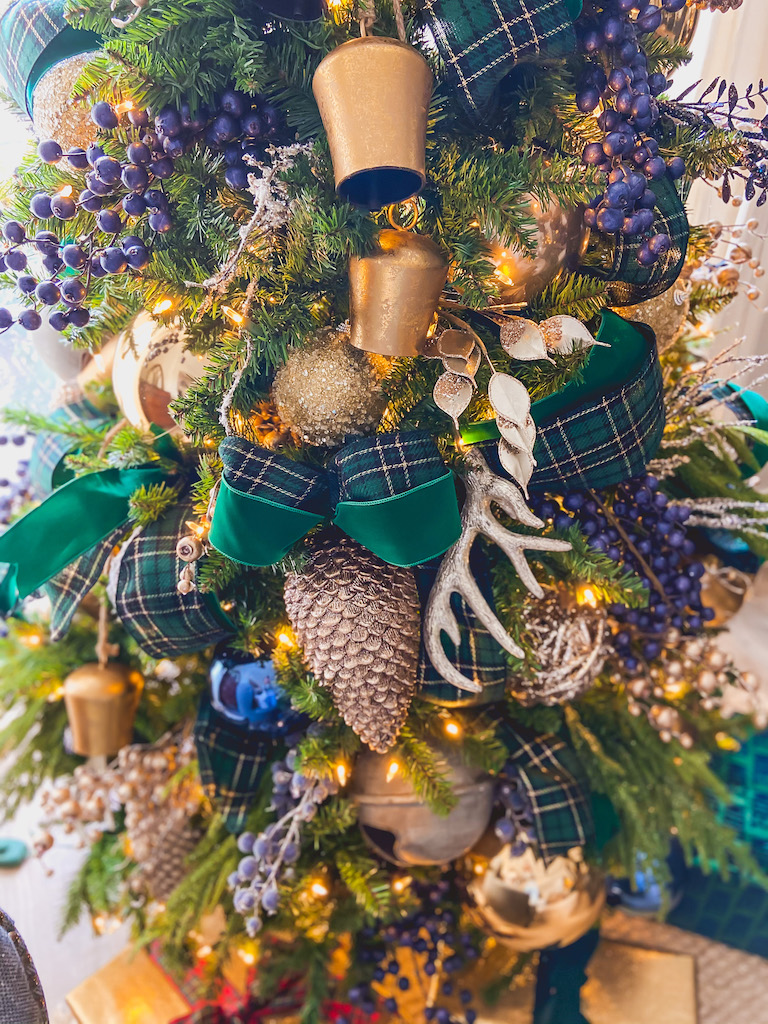 Stunning Blue and Green Christmas Tree Decorating Ideas