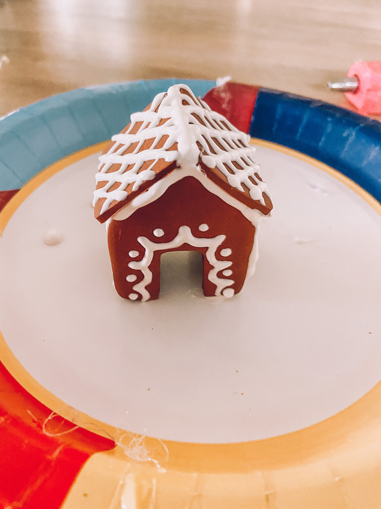 Easy DIY Mini Gingerbread House Mug Topper