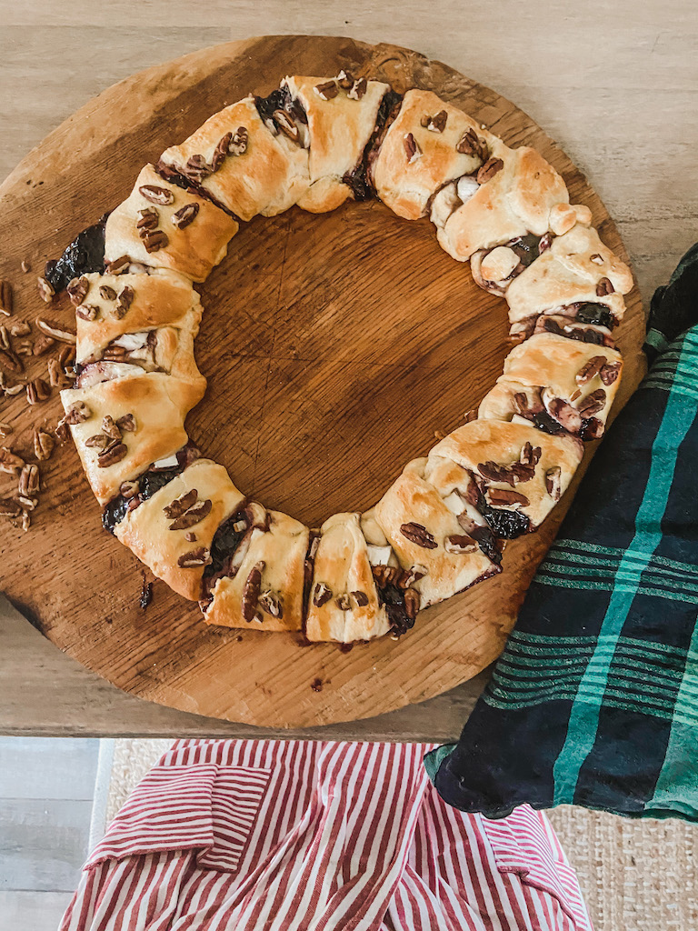 baked brie crescent wreath