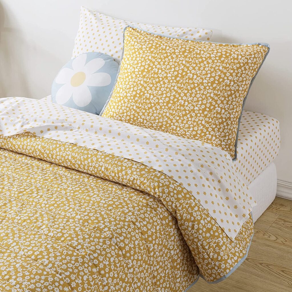 Cheerful yellow comforter with daisies and coordinating sheets