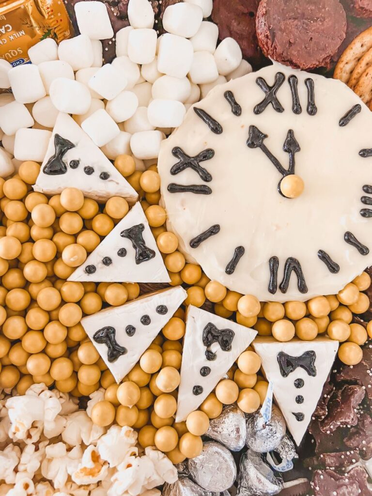 Mini cake decorated as a clock for New Year's Eve