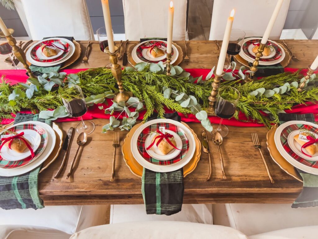 How to Decorate a Beautiful Christmas Table on a Budget