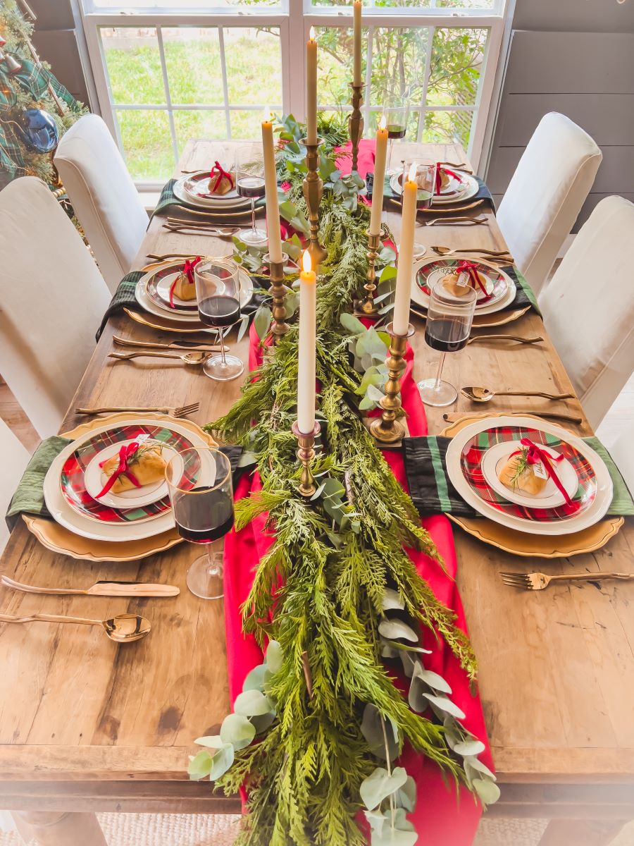 How to Decorate a Beautiful Christmas Table on a Budget