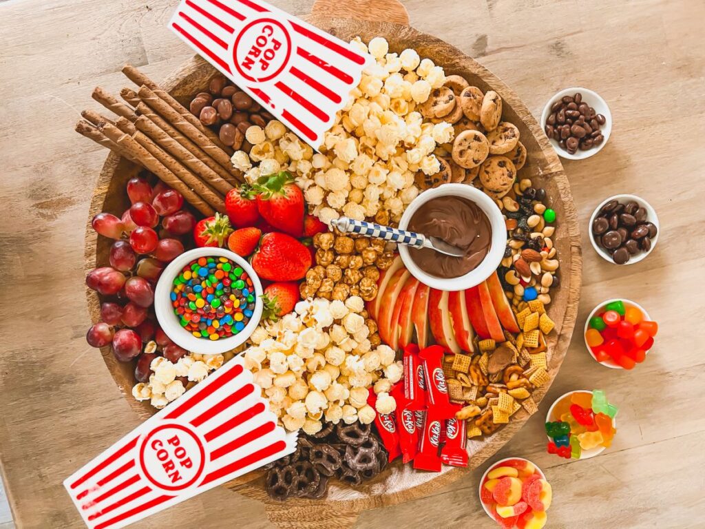 Close-up of circle tray with popcornsnacks