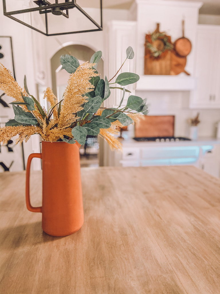 Counter centerpiece with flowers in orange shades for fall decor