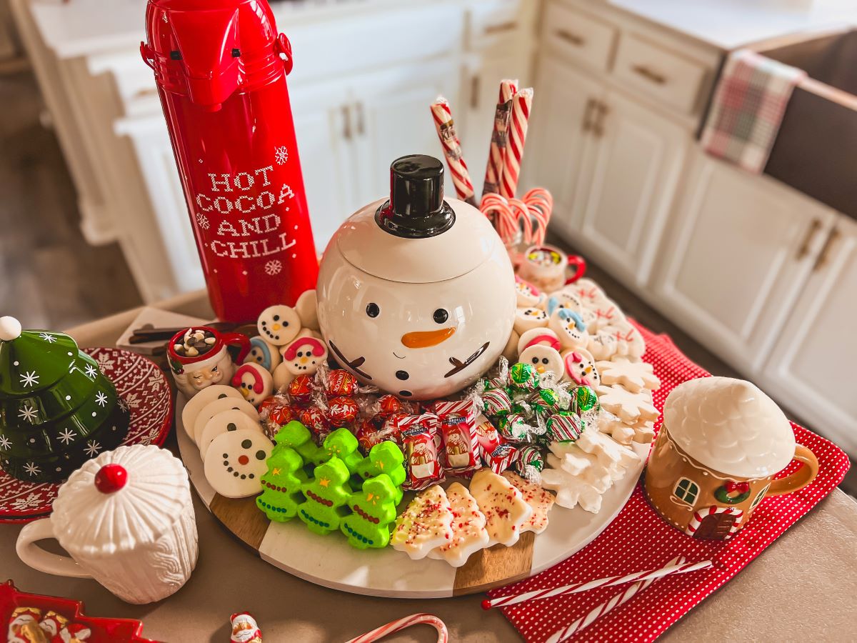 You Will Love this Festive Holiday Hot Cocoa Board!