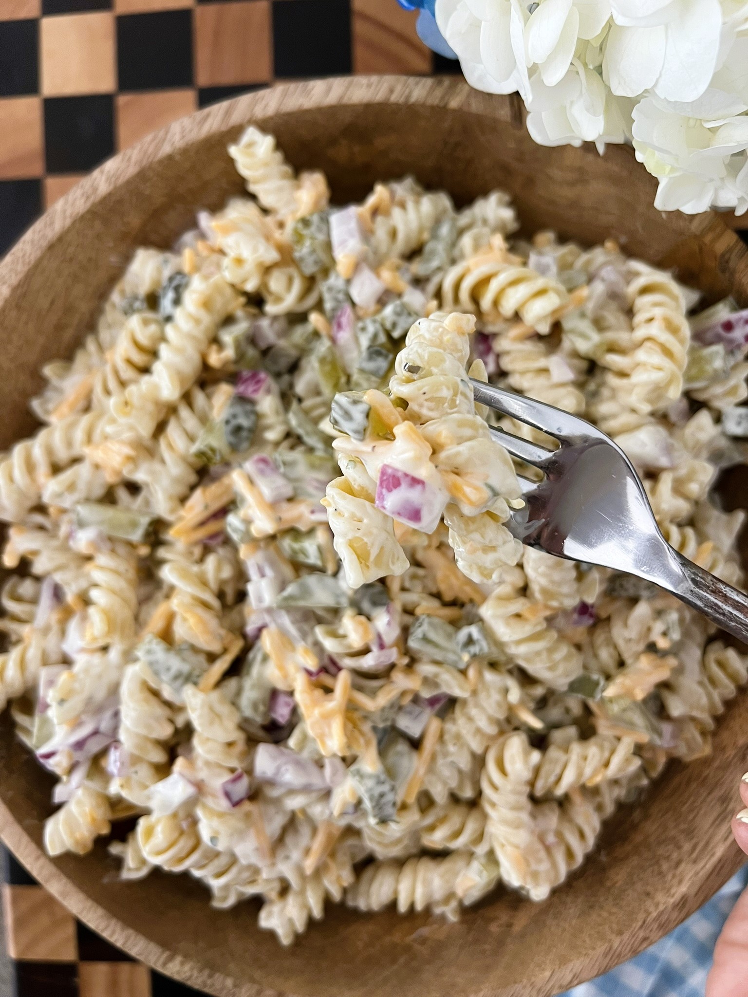 How to Make an Amazing Dill Pickle Ranch Pasta Salad