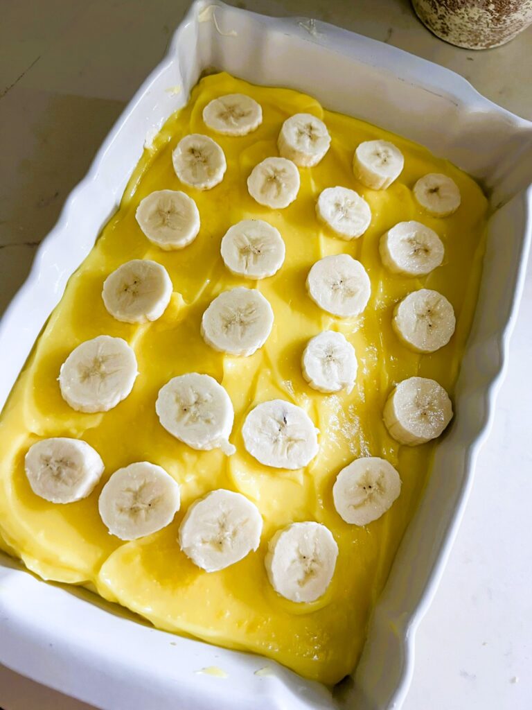 Layers of pudding and bananas