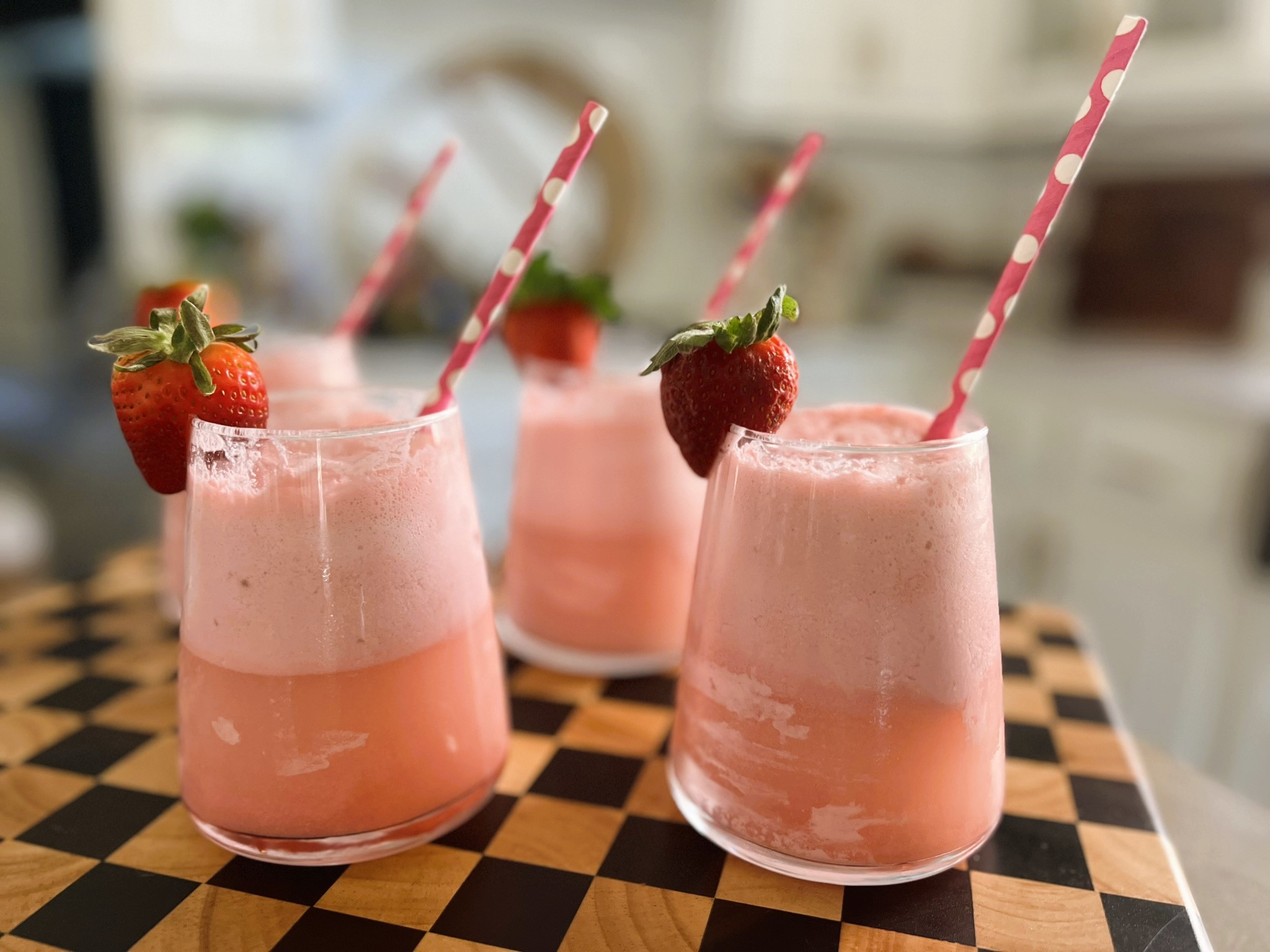 We Are in Love with These Pretty Strawberry Champagne Floats!