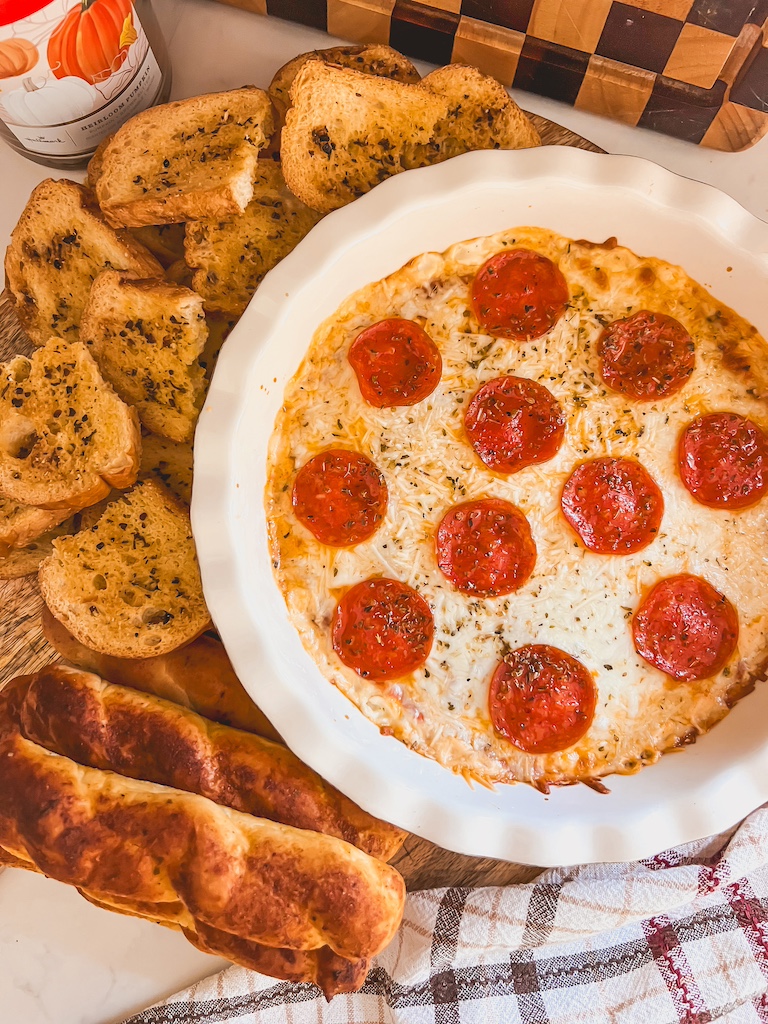 Easy Cheesy Pizza Dip Guests Will Love – The Ultimate Appetizer