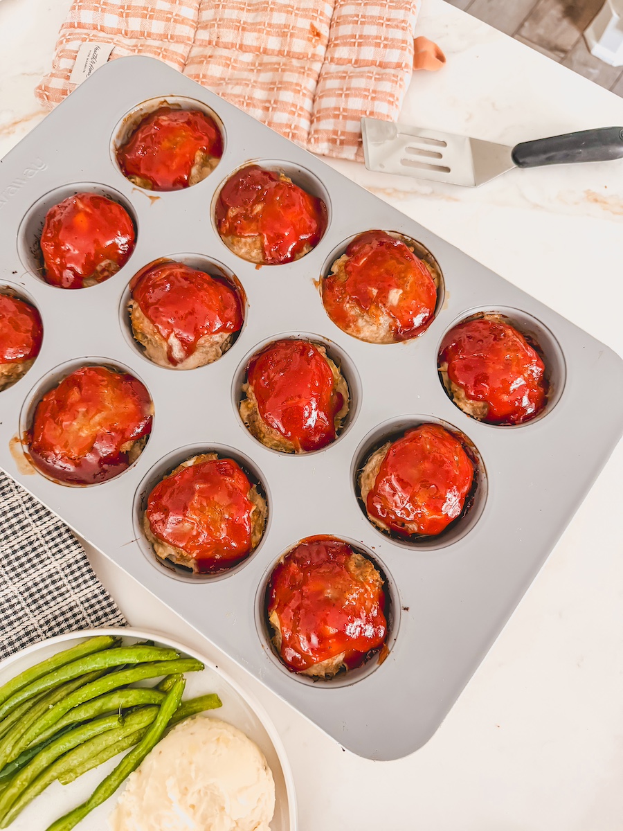 mini meatloaf muffins in muffin tin