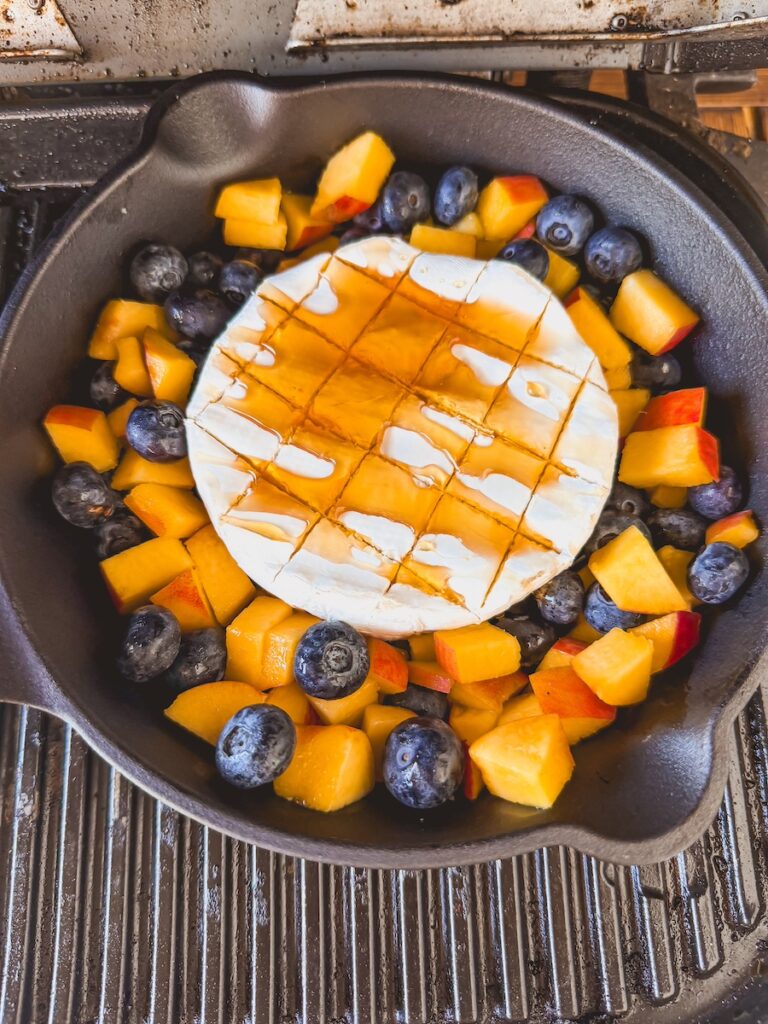 honey drizzle on brie with blueberries and peaches