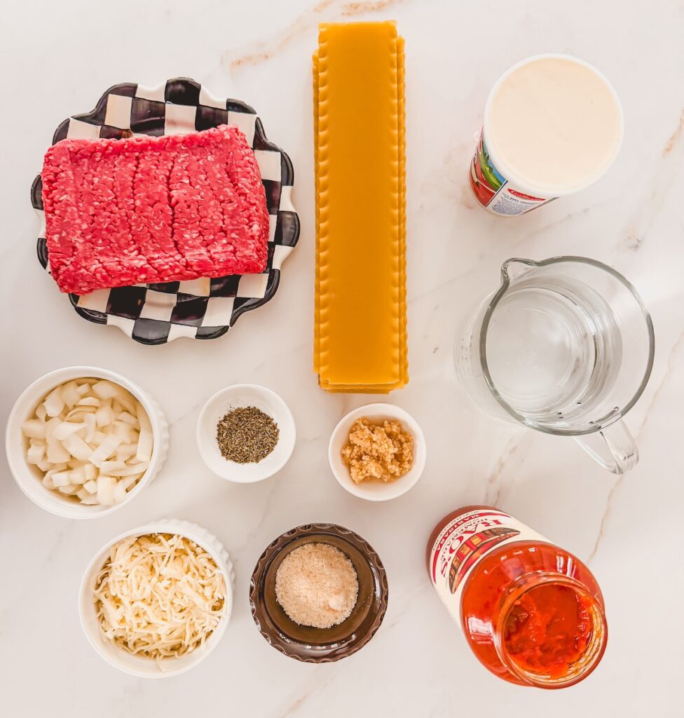 skillet lasagna ingredients of lasagna noodles, water, ricotta cheese, ground beef, garlic, Parmesan, mozarella, italian seasoning, tomato sauce